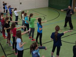 16 Dehnung der Handgelenke